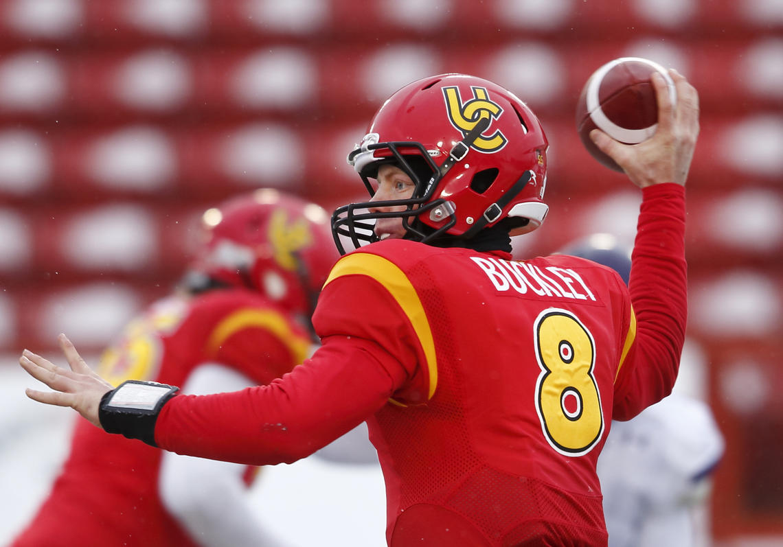 University of Calgary Dinos quarterback Andrew Buckley was named winner of the prestigious Russ Jackson award Thursday night at the Sun Life Financial All-Canadian Banquet, held at the Hilton Quebec Hotel.