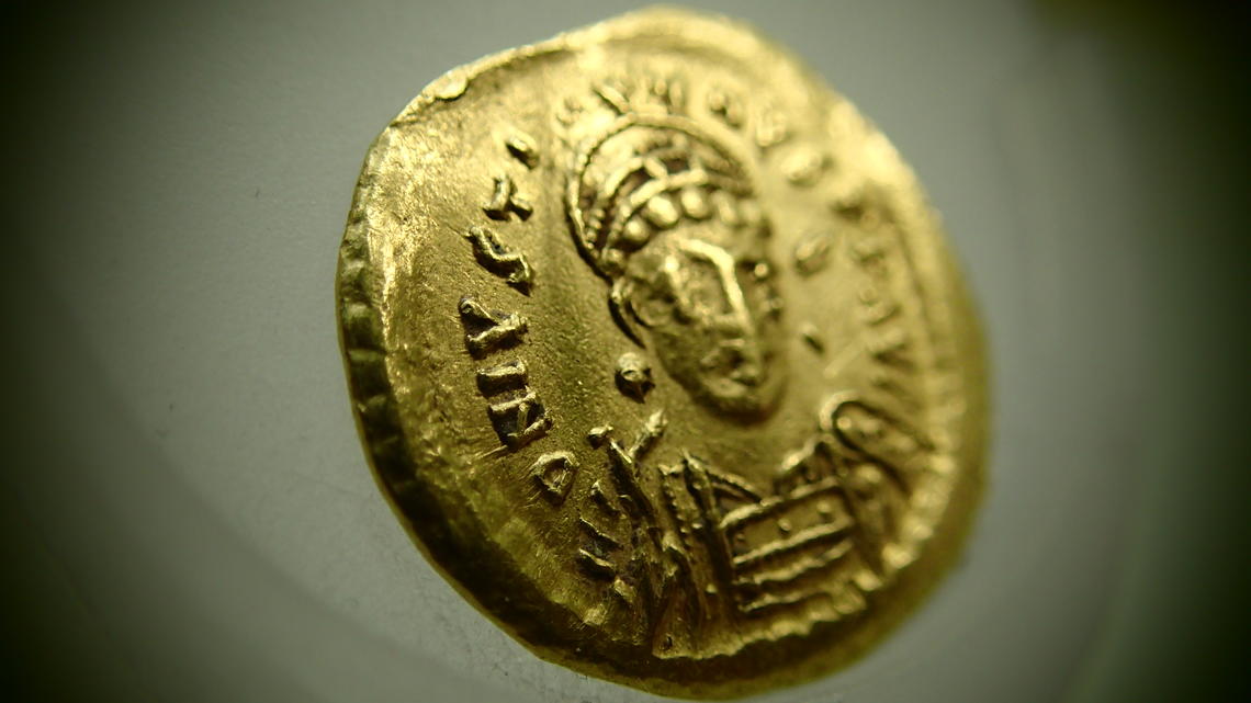 Gold Solidus of Emperor Justin I, 518-527 CE, Byzantine Empire. NG. 1990.4.18. Nickle Galleries.
