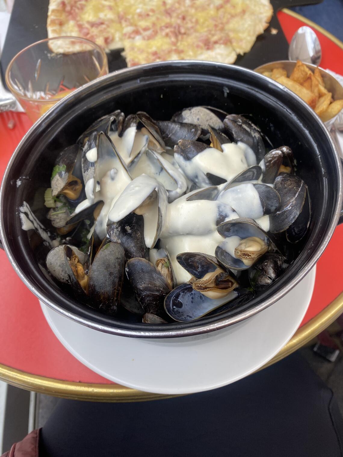 Mussels with bechamel sauce  and fries