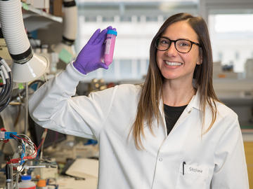 Stephanie Kedzior in the lab