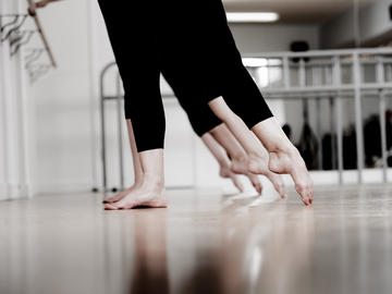 women in barre class