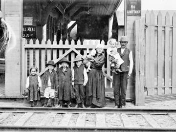 Galician immigrants at Immigration Sheds, Quebec, c.1908