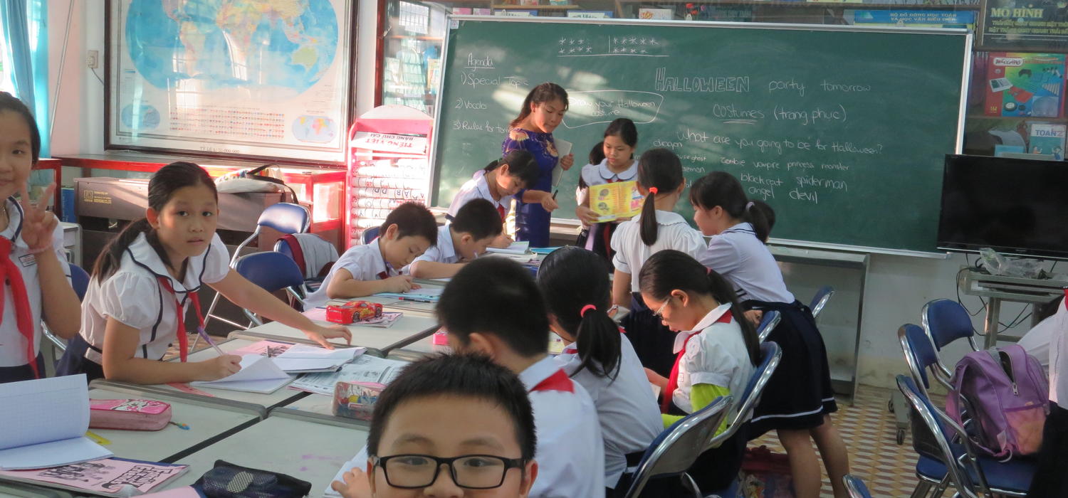 Janet Wong with her students in Vietnam