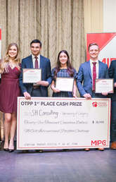 Team SH Consulting won top prize in the McGill International Portfolio Challenge. Holding certificates, from left: Alim Suleman, Daria Emami, Wyatt Phillips and Rafael Sliva. The team was coached by Tom Holloway and Rene Wells. Photo courtesy McGill International Portfolio Challenge