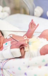 When newborns stay with their opioid-dependent mothers in hospital, they experience improved mother-infant bonding, greater chances of breastfeeding, less severe symptoms, less medication and much shorter hospital stays.