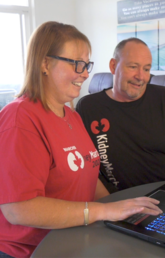 Cheryl Duff and her husband using a laptop to look at the My Kidneys My Health website