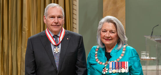 Keith Dobson博士，博士，加拿大奖章授予令